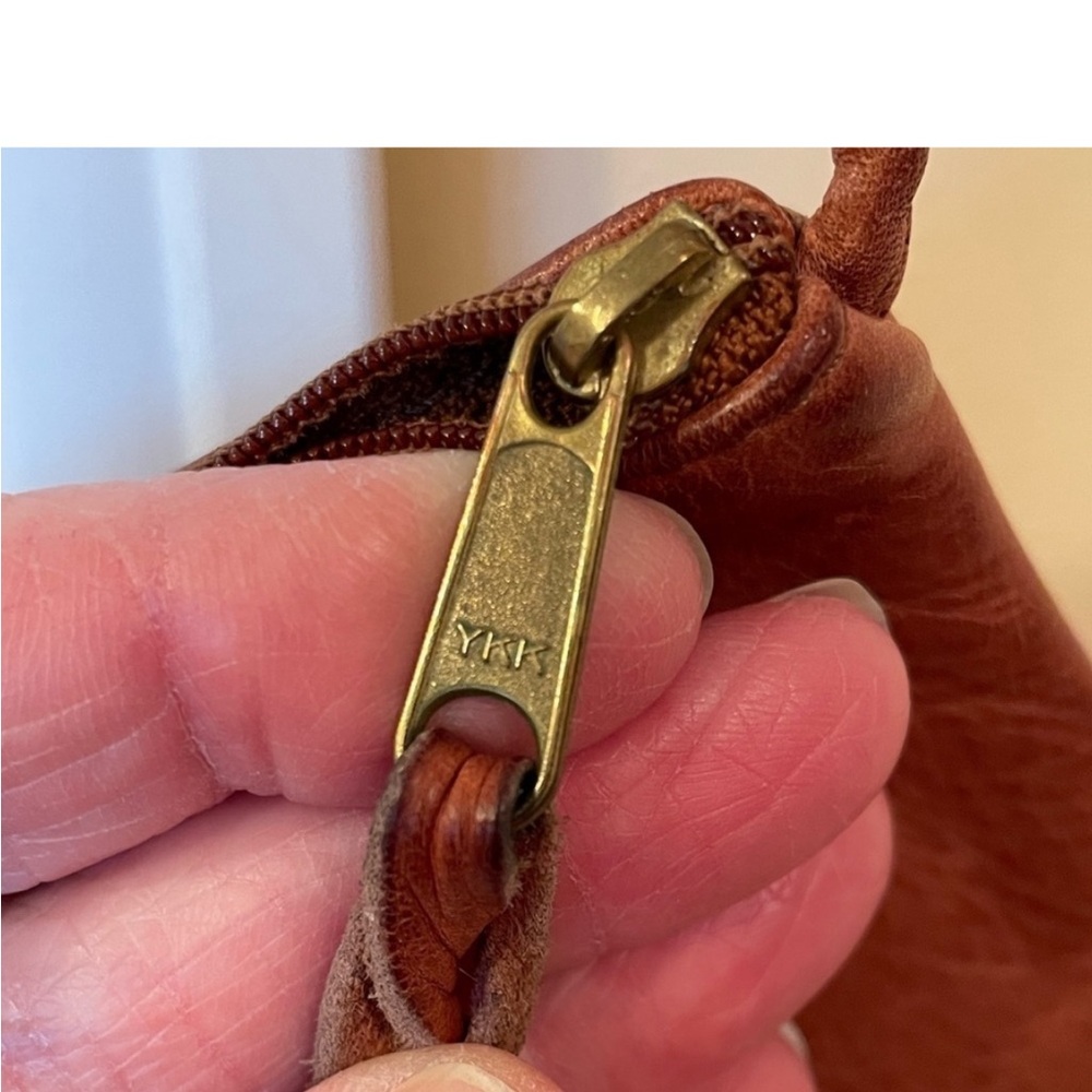 Beautiful Vintage Brown Leather cross body bag.​ - Picture 3 of 7